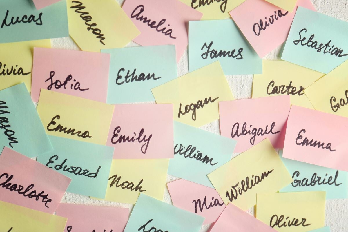 Viele pastellfarbene Post It mit Babynamen