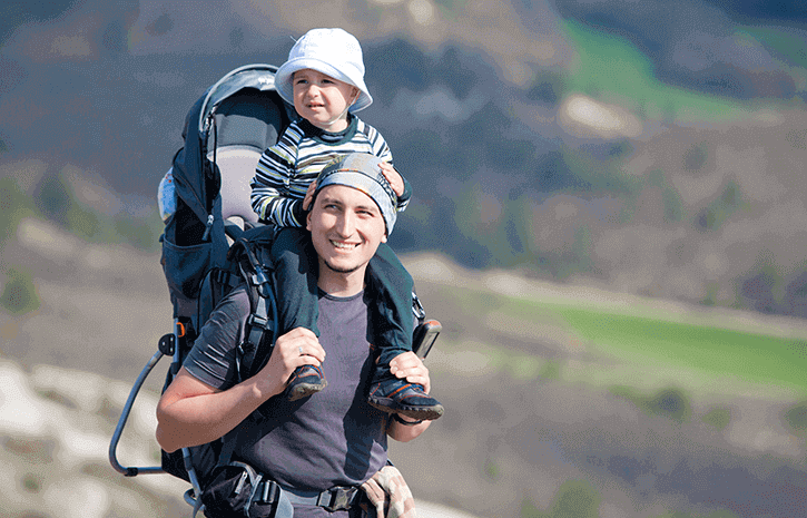 Vater und Kind beim Wandern
