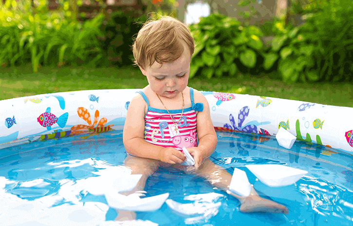 Kind im Pool