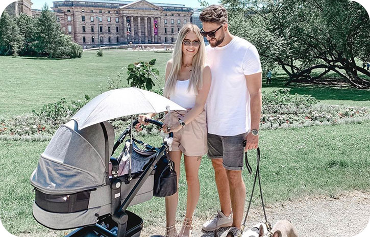 Familie mit Hunden im Park | Babyservice