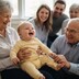 Oma mit Kleinkind auf dem Schoß