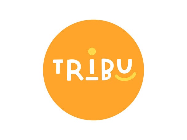 Logo 'TRIBU' weiße Schrift auf orangefarbenem Kreis, verspieltes Design