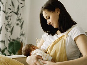 Entspannte stillende Mutter mit Baby Entspannte stillende Mutter mit Baby 
