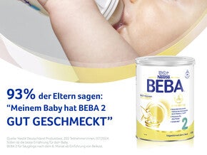  Säugling trinkt aus Flasche, BEBA 2 Milchpulver-Dose rechts unten