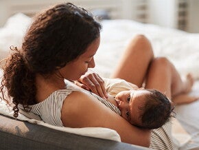 Frau stillt Baby | Babyservice