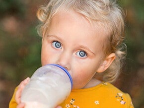 Warum sollten Kleinkinder Kindermilch bekommen? | Baby&me