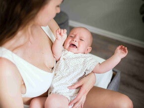 Familie mit Baby auf dem Arm