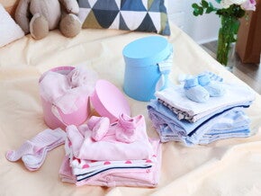 Babykleidung als Geschenk für Mädchen und Junge