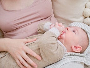 Baby trinkt aus Flasche