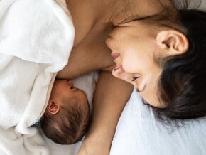 Stillende Frau mit Neugeborenem | Baby&me Stillende Frau mit Neugeborenem | Baby&me