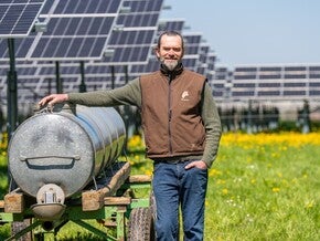 Landwirt vor der PV Anlage