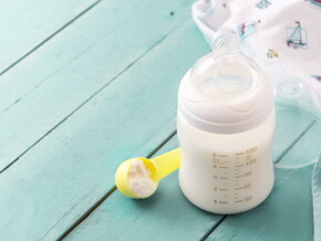 Babyflasche mit Milch