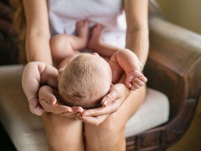 Baby liegt bei Mutter auf Schoß|Baby&me