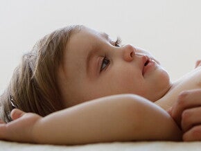 Kleinkind bei Bauchweh helfen | Baby&me