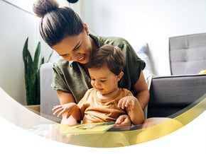 Mama mit Baby auf dem Schoß 