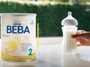 Zubereitung von BEBA Säuglingsmilchnahrung BEBA 2 Dose und Babymilchflasche