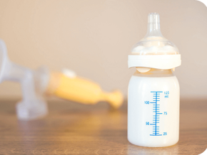 Babyflasche steht auf einem Tisch |Baby&me