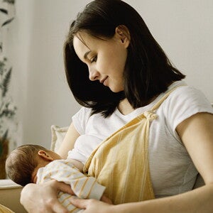 Entspannte stillende Mutter mit Baby ​