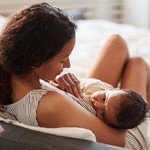 Frau stillt Baby | Babyservice