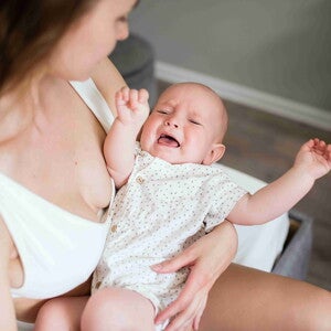 Familie mit Baby auf dem Arm