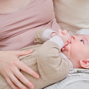 Baby trinkt aus Flasche Baby trinkt aus Flasche