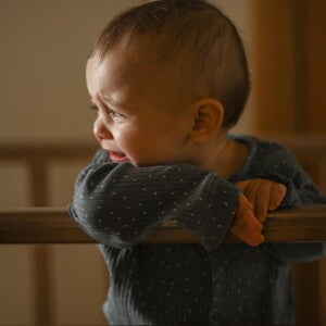 Baby schreit abends in seinem Bettchen wegen Überreizung