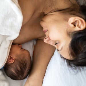 Stillende Frau mit Neugeborenem | Baby&me