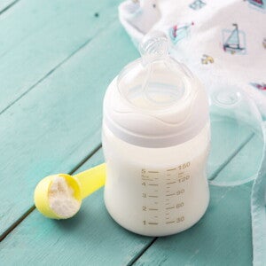 Babyflasche mit Milch Babyflasche mit Milch