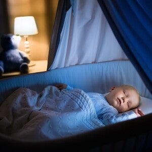 Baby-Junge schläft nachts in seinem Babybett