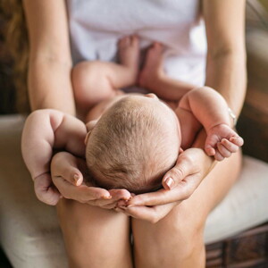 Baby liegt bei Mutter auf Schoß|Baby&me Baby liegt bei Mutter auf Schoß|Baby&me
