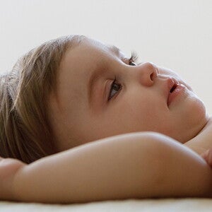 Kleinkind bei Bauchweh helfen | Baby&me