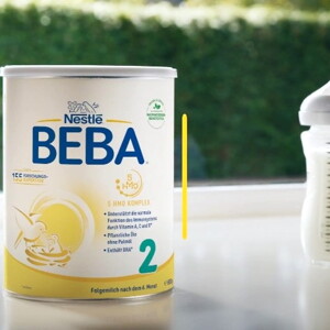 Zubereitung von BEBA Säuglingsmilchnahrung BEBA 2 Dose und Babymilchflasche