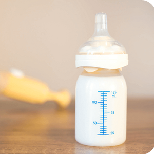 Babyflasche steht auf einem Tisch |Baby&me Babyflasche steht auf einem Tisch |Baby&me