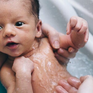 Babys baden und pflegen_hilfreiche Tipps | Baby&me Babys baden und pflegen- hilfreiche Tipps | Baby&me