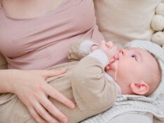 Baby trinkt aus Flasche