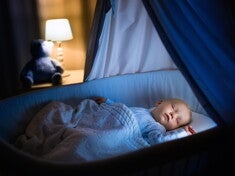 Baby-Junge schläft nachts in seinem Babybett