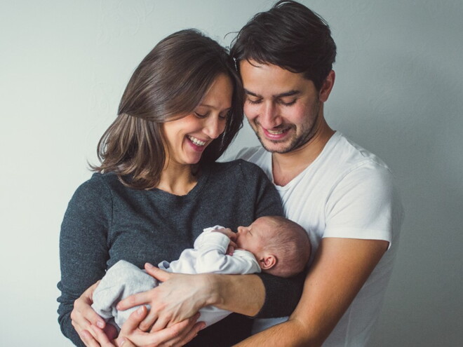Eltern mit Baby - Was sollte in Milch enthalten sein | Baby&me Eltern mit Baby - Was sollte in Milch enthalten sein | Baby&me