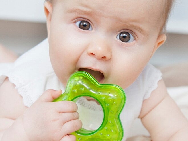 Was hilft, wenn Babys zahnen | Baby&me