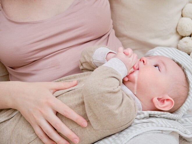 Baby trinkt aus Flasche Baby trinkt aus Flasche