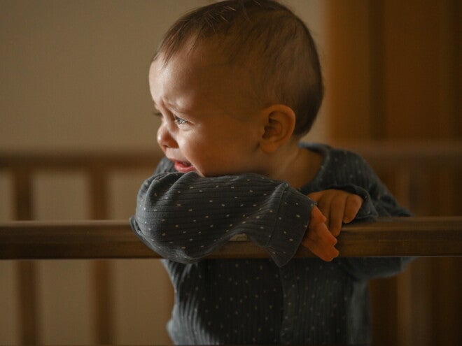 Baby schreit abends in seinem Bettchen wegen Überreizung