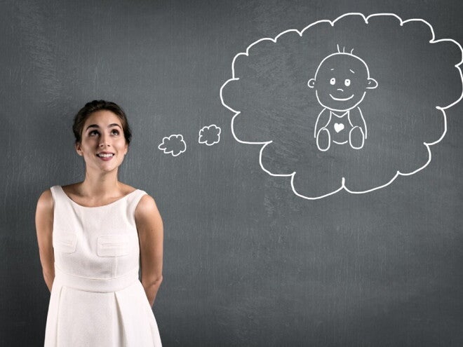 Eine Frau denkt hoffnungsvoll darüber nach, schwanger zu werden – dargestellt durch eine gezeichnete Gedankenblase mit einem Baby