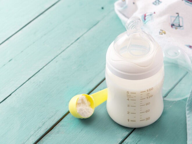 Babyflasche mit Milch Babyflasche mit Milch