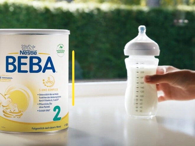 Zubereitung von BEBA Säuglingsmilchnahrung BEBA 2 Dose und Babymilchflasche