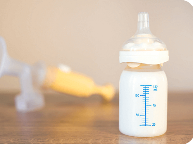Babyflasche steht auf einem Tisch |Baby&me Babyflasche steht auf einem Tisch |Baby&me