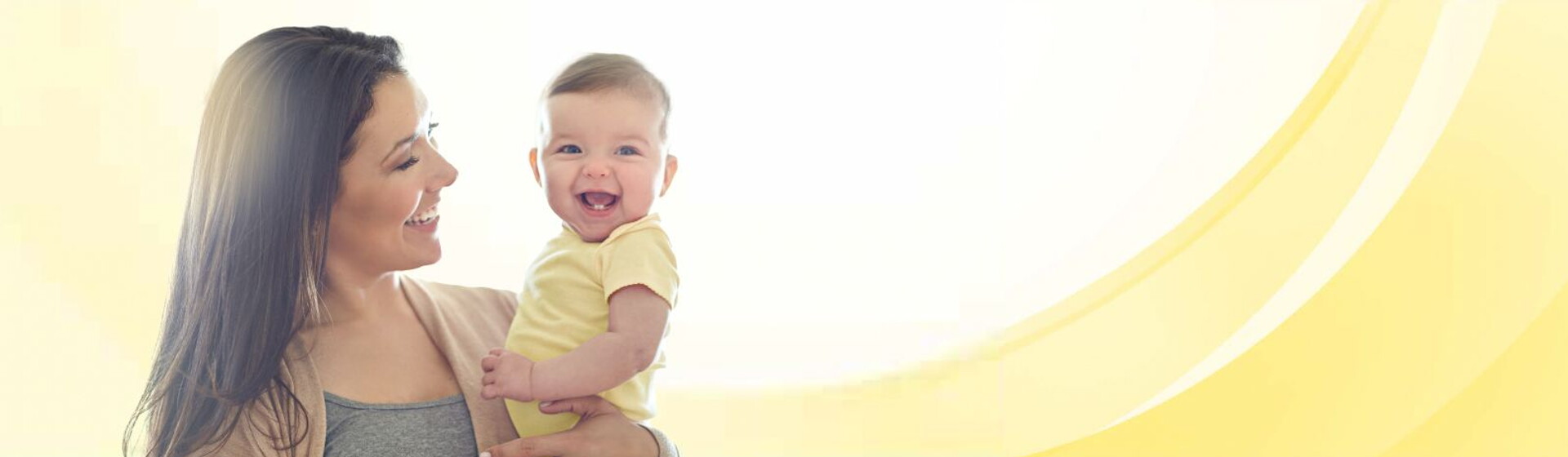Neuheiten Seite Mutter hält lachendes Kind Neuheiten Seite Mutter hält Kind