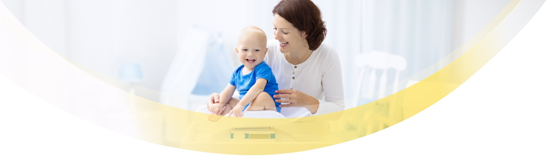 Gewicht und Größe deines Babys im Blick. Mutter mit Kind auf der Waage. Gewicht und Größe deines Babys im Blick. Mutter mit Kind auf der Waage.