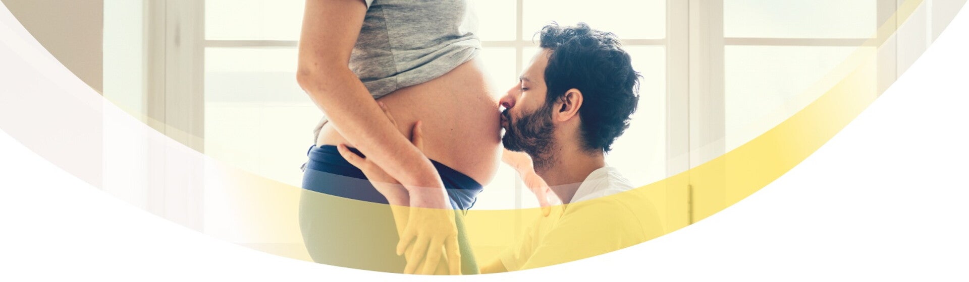 Schwangerschaftskalender das Wichtigste auf einen Blick. Mann küsst Babybauch. Schwangerschaftskalender das Wichtigste auf einen Blick. Mann küsst Babybauch.