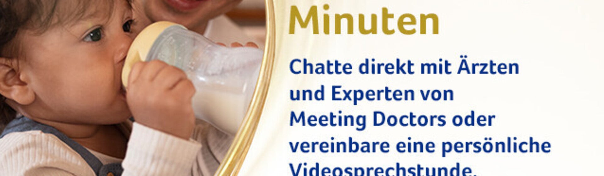 lächelnder Mann, der ein Baby mit der Flasche füttert, neben einer deutschen Telemedizin-Werbeanzeige.