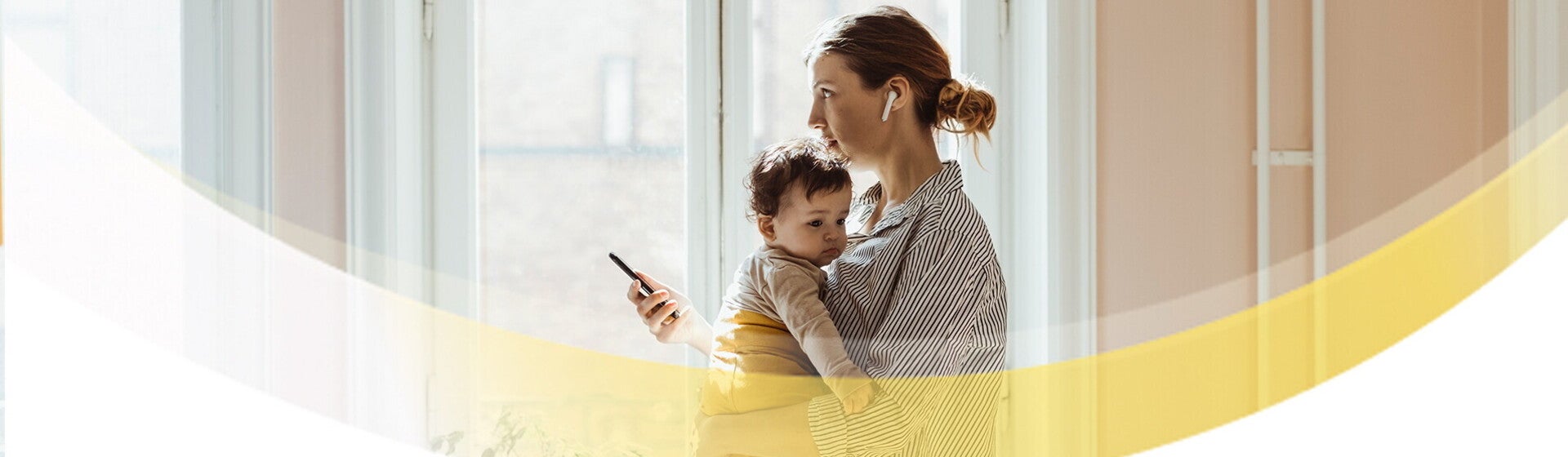 Geburtsgeschenk Header Banner Mama mit Kind auf dem Arm