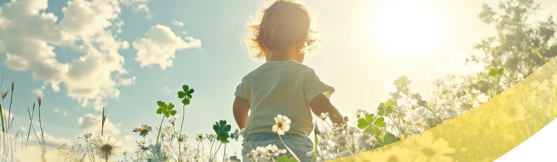 Kind im Blumenfeld
